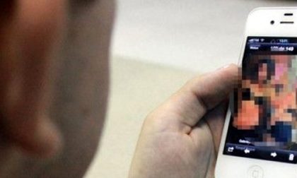 Pedopornografia online, video di minori scambiati su Whatsapp: indagini anche a Prato