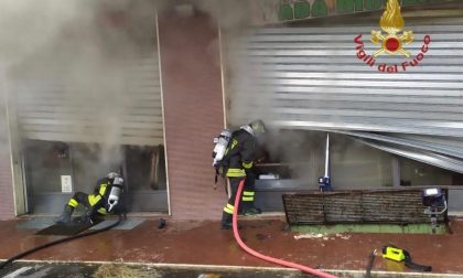 Incendio in un negozio: i Vigili del Fuoco spengono le fiamme FOTO