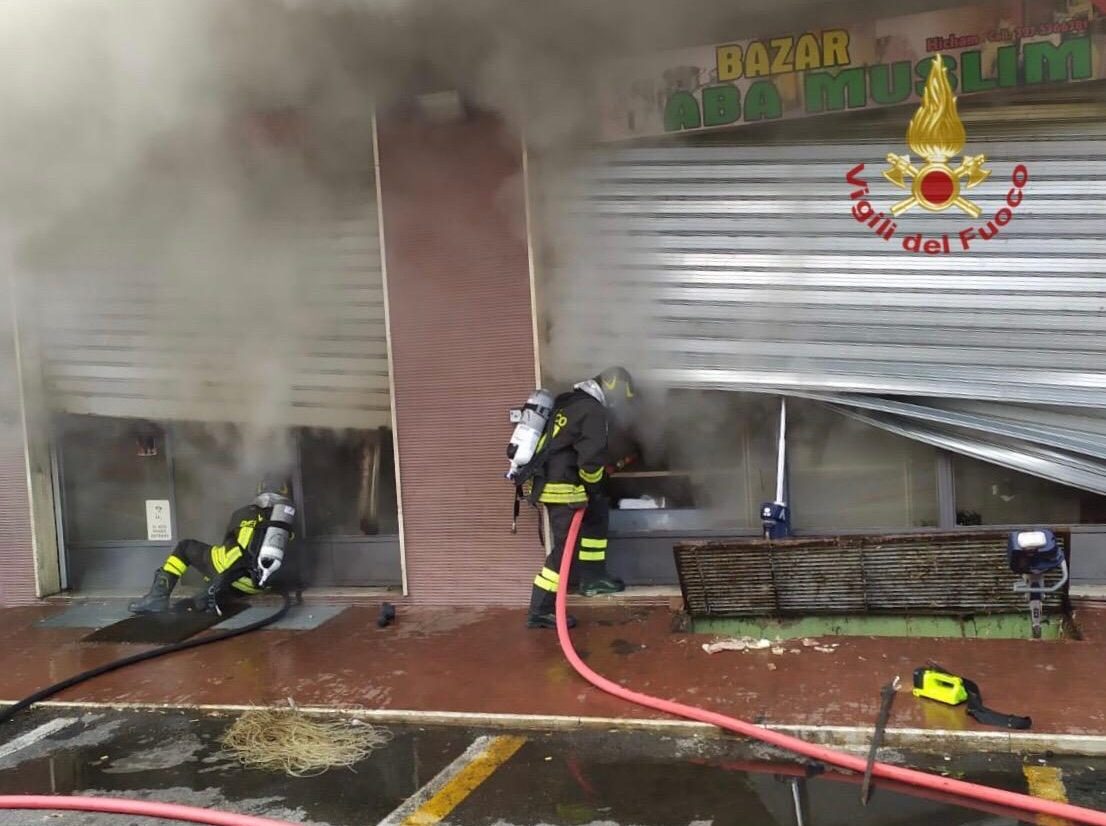 Incendio in un negozio: i Vigili del Fuoco spengono le fiamme