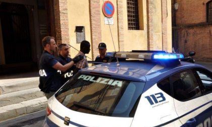 Deruba una olandese sul pullman a Siena: arrestato gambiano dalla Polizia - FOTO