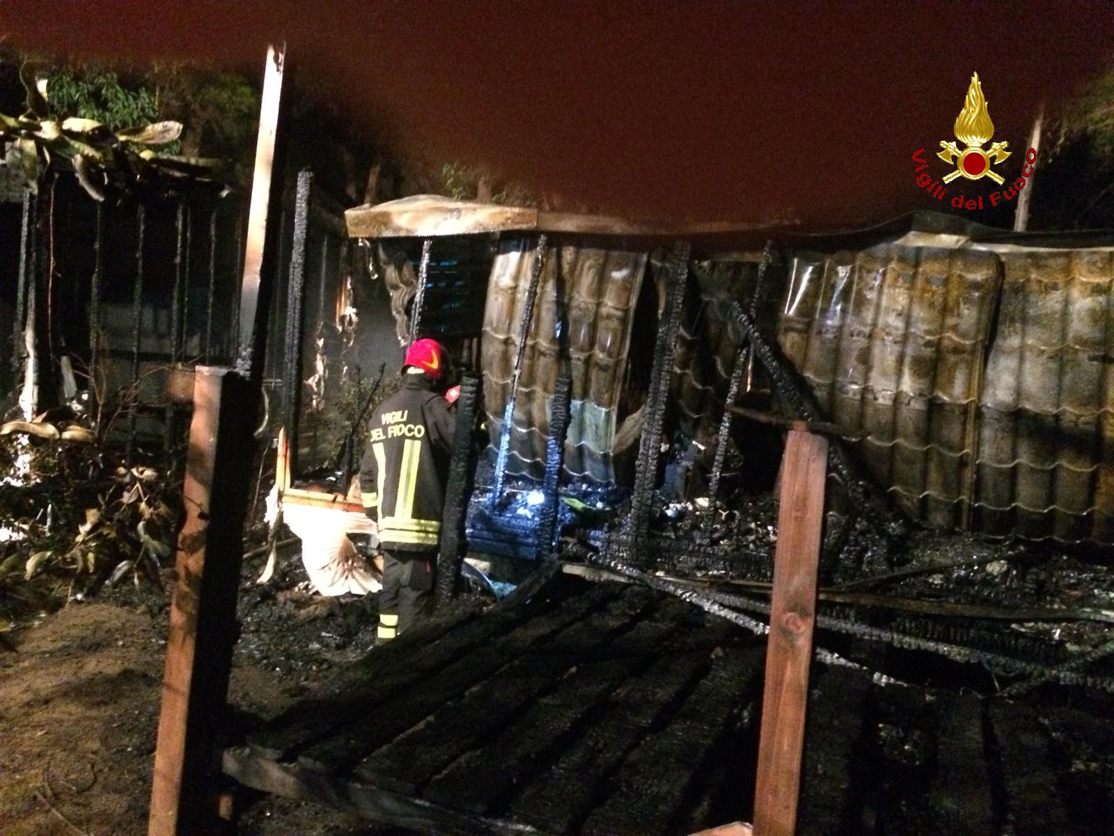 Incendio in campeggio: a fuoco tre bungalow