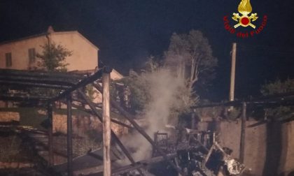 Incendio ad una tettoia in legno: distrutta anche un'auto