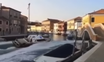Il video del folle inseguimento tra motoscafi tra i canali di Venezia, ecco chi era